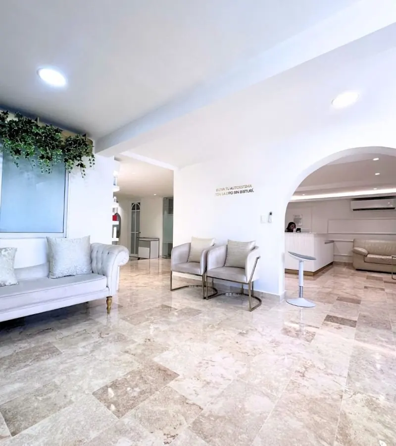Sala de espera de Vivante con sillones blancos y piso de mármol
