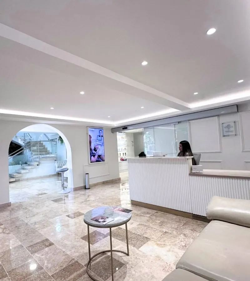 Recepción de Vivante con arcos blancos